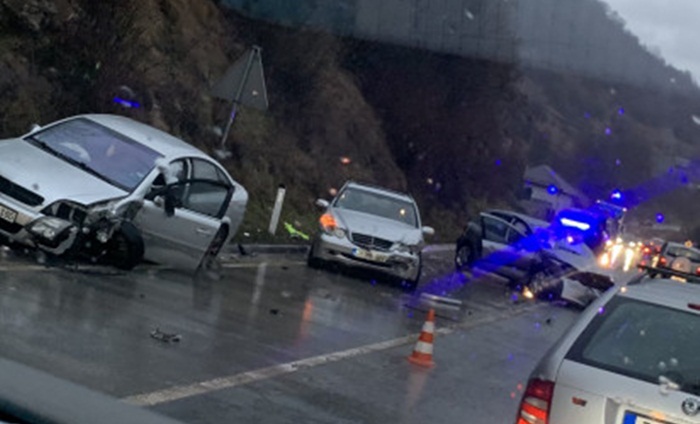 Kod Travnika se sudarila tri vozila, povrijeđene dvije osobe
