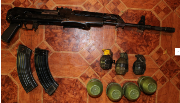 Kod Tuzlaka pronađene bombe, automatska puška, kubura i municija