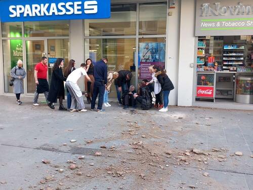 Kod Vječne vatre na ženu pao komad fasade