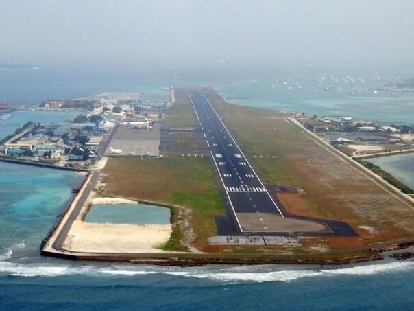 Koji veliki svjetski aerodromi opslužuju desetine miliona putnika sa jednom pistom