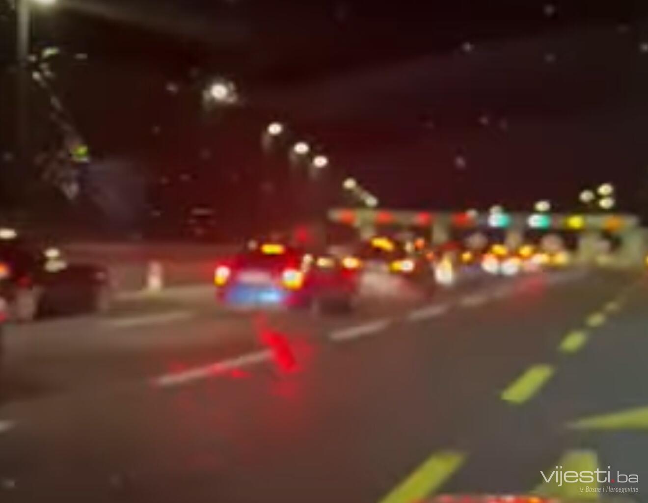 Kolaps na autoputu kod Sarajeva: Nema TAG-ova, a rade samo dvije naplatne kućice