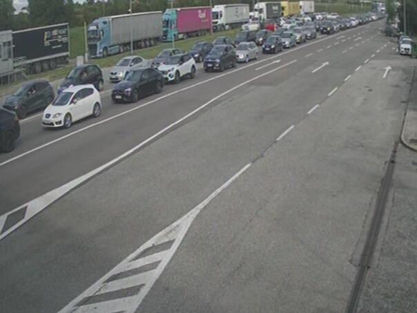 Kolaps na granicama: Duge kolone na Izačiću, Kladuši, Gradišci i drugim prijelazima