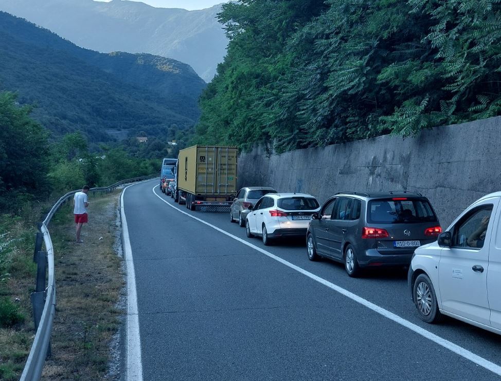 Kolaps na putu Jablanica–Mostar: Auto sletio s ceste, formirane kilometarske kolone