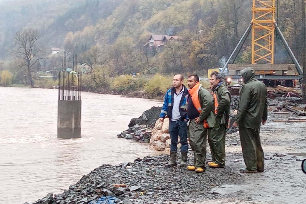 Kolege radnika koji su upali u Bosnu: Jedan se uspio spasiti, za dvojicom se traga