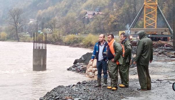 Kolege radnika koji su upali u Bosnu: Jedan se uspio spasiti, za dvojicom se traga