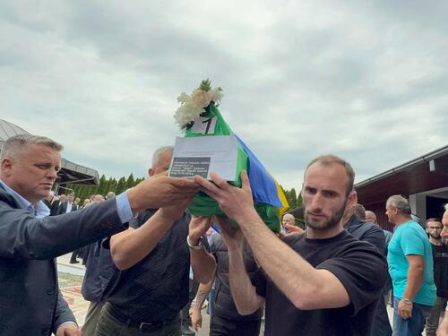 Kolektivna dženaza u Bratuncu: Ukopani posmrtni ostaci šest žrtava srpskih zločina iz 1992.