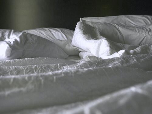 Koliko često treba prati jorgan zimi: Savjeti stručnjaka za posteljinu