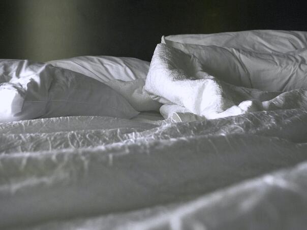 Koliko često treba prati jorgan zimi: Savjeti stručnjaka za posteljinu