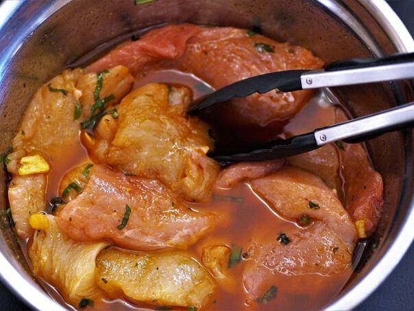 Koliko dugo meso treba da stoji u marinadi za najbolji ukus?