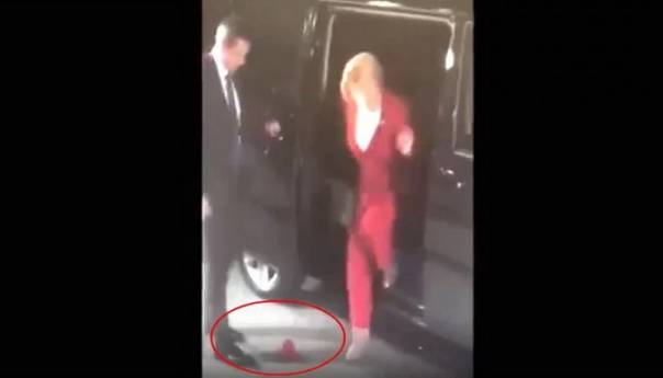 Kolinda pričala o ekologiji: Iz auta joj ispala plastika, čuvar je šutnuo nogom