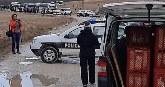 Kolona autobusa i dalje na izlazu iz kampa Lipa