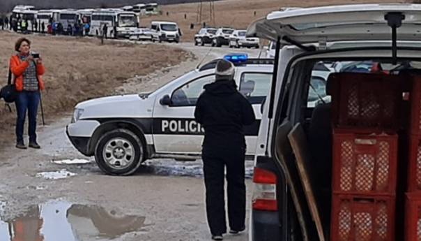 Kolona autobusa i dalje na izlazu iz kampa Lipa