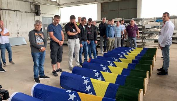 Kolona s posmrtnim ostacima 12 Prijedorčana krenula prema Kozarcu