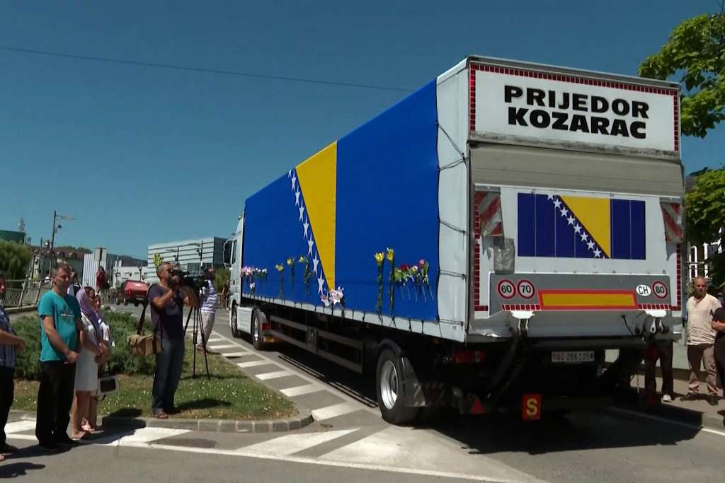 Kolona s tabutima prijedorskih žrtava krenula ka Kozarcu