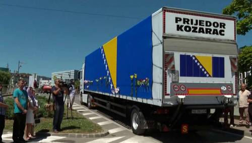 Kolona s tabutima prijedorskih žrtava krenula ka Kozarcu
