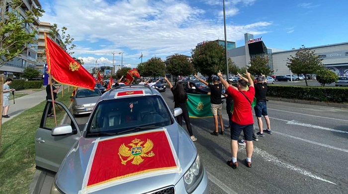 Kolone automobila idu iz Podgorice prema Cetinju: Ne damo te Crna Goro