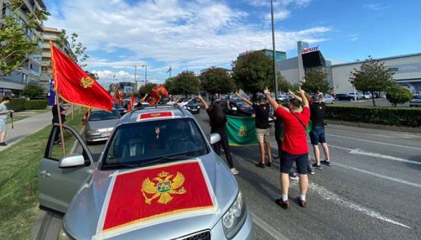 Kolone automobila idu iz Podgorice prema Cetinju: Ne damo te Crna Goro