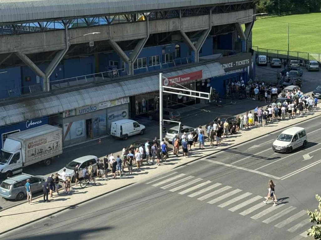 Kolone ispred Grbavice, svi žele ulaznicu za Koper