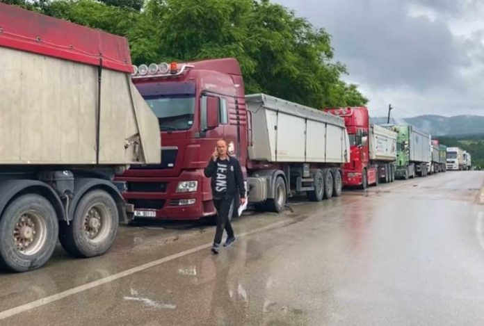 Kolone kamiona sa srpskom robom na Jarinju, Merdaru i Končulju