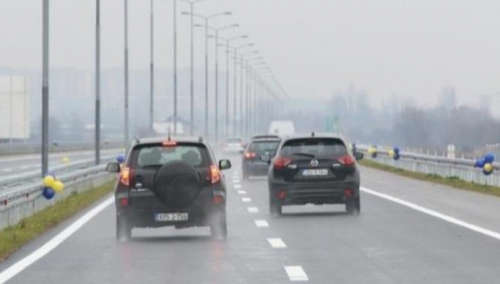 Kolovoz mjestimično mokar ili vlažan, smanjena vidljivost zbog magle
