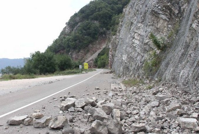 Kolovoz mjestimično mokar ili vlažan, učestali odroni zemlje ili kamenja