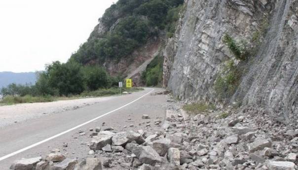 Kolovoz mjestimično mokar ili vlažan, učestali odroni zemlje ili kamenja