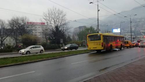 Kolovoz mjestimično mokar, učestali odroni, magla u kotlinama