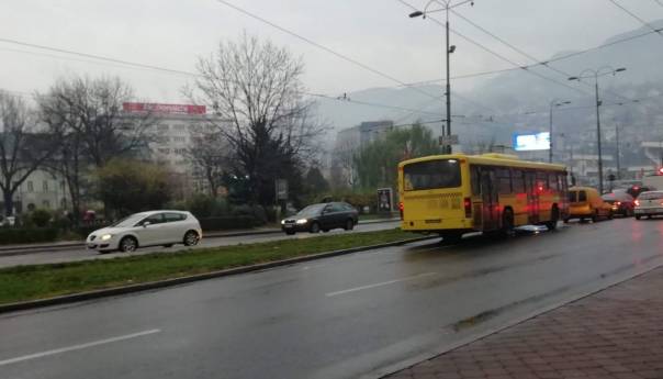 Kolovoz mjestimično mokar, učestali odroni, magla u kotlinama