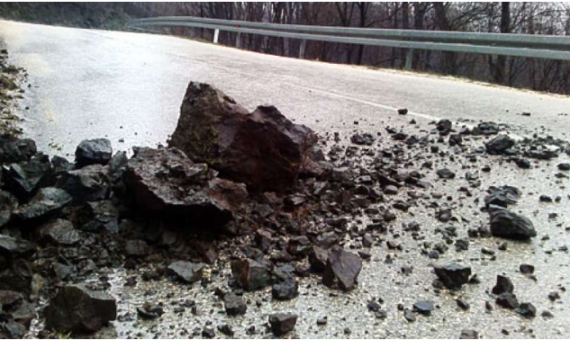 Kolovoz mjestimično vlažan, oprez na učestale sitnije odrone