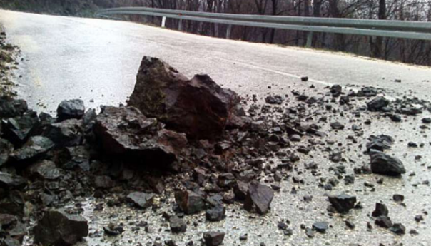 Kolovoz mjestimično vlažan, oprez na učestale sitnije odrone