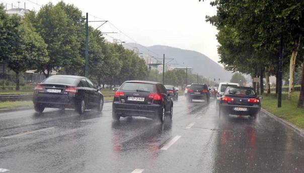 Kolovoz mjestimično vlažan, zbog magle smanjena vidljivost u kotlinama