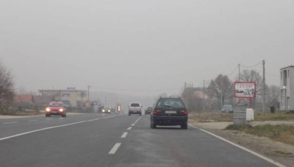 Kolovoz mokar ili vlažan, na pojedinim dionicama magla ili niska oblačnost