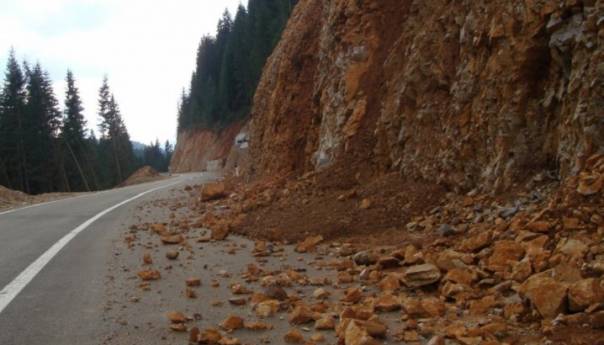 Kolovoz mokar ili vlažan, pažnja se skreće na učestale odrone zemlje ili kamenja