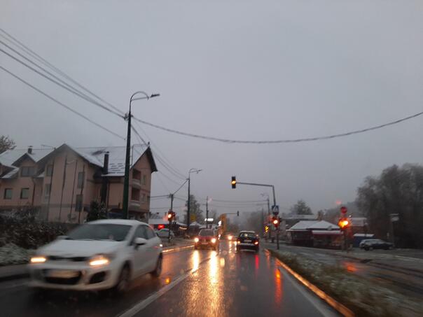 Kolovoz mokar, povećana opasnost od odrona