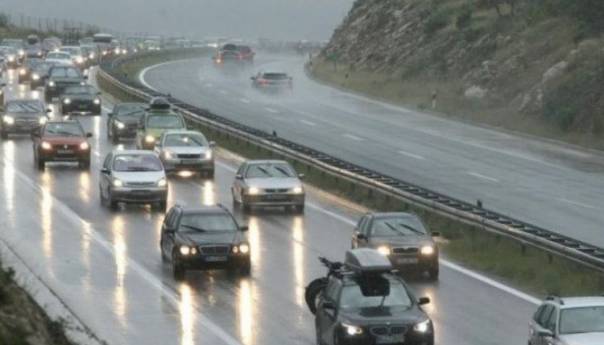 Kolovoz mokar, zbog magle smanja vidljivost u kotlinama i uz rijeke