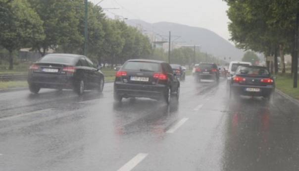 Kolovoz pretežno mokar ili vlažan, pojačana frekvencija vozila