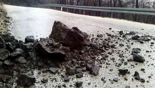 Kolovoz pretežno mokar ili vlažan, učestali odroni na brojnim dionicama