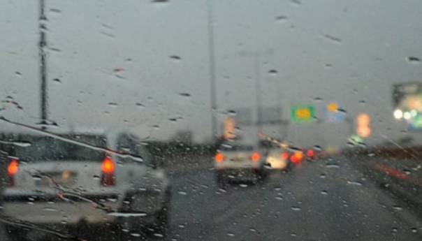 Kolovoz pretežno mokar, upozorenje vozačima na odrone i jutarnju maglu