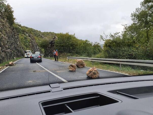 Kolovoz pretežno suh i mjestimično vlažan, povećana opasnost od odrona