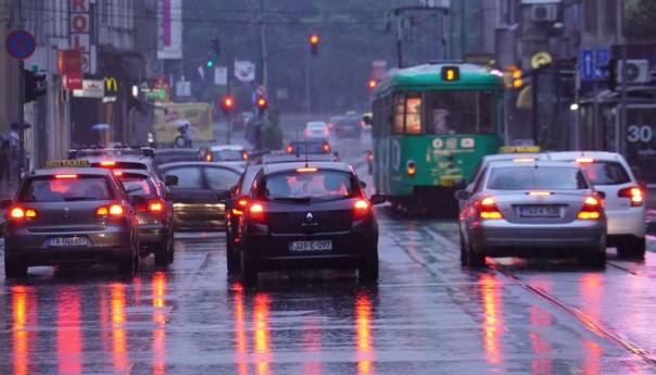 Kolovozi mjestimično vlažni, poledica na dionicama preko planinskih prijevoja