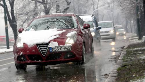 Kolovozi mokri i klizavi, u planinskim predjelima snijeg i led
