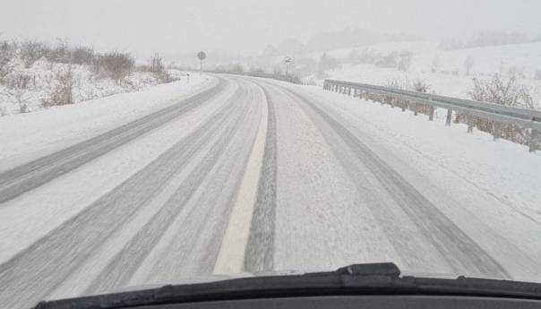 Kolovozi mokri i klizavi, u višim predjelima snijeg na kolovozu