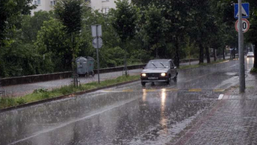 Kolovozi mokri, u višim predjelima vidljivost smanjena zbog magle