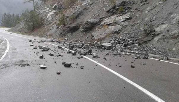 Kolovozi mokri, učestali odroni zemlje i kamenja