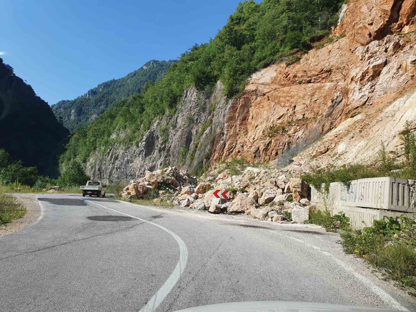 Kolovozi suhi, učestali odroni na kolovoz