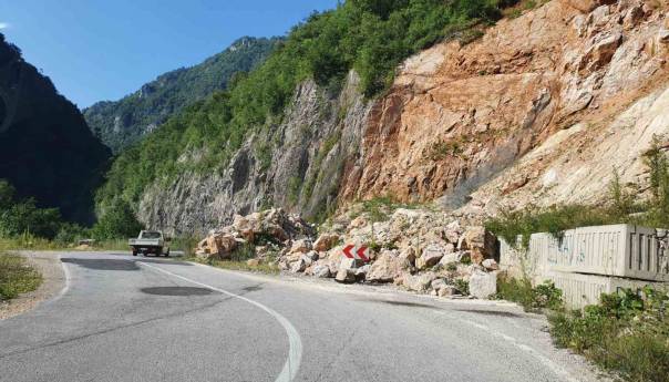 Kolovozi suhi, učestali odroni na kolovoz