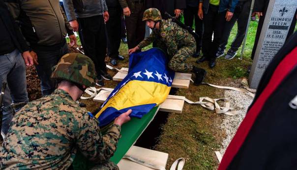 Komandant Enes Kovačević sahranjen uz najveće državne počasti