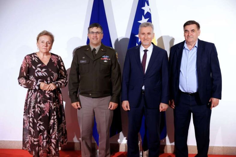 Članovi Delegacije PSBiH u PSNATO-a s komandantom NATO štaba u Sarajevu