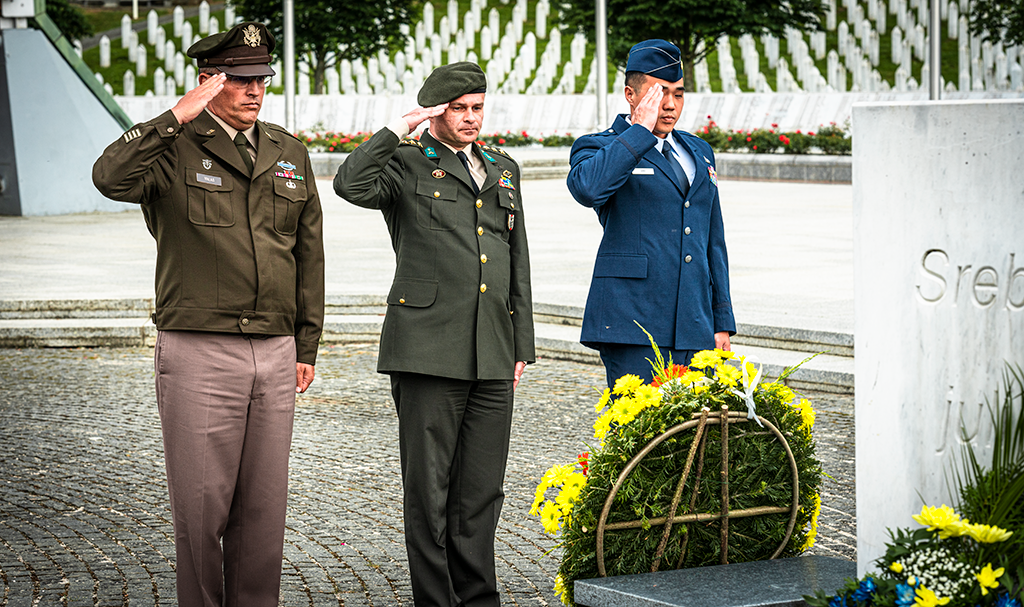 Komandant NATO Štaba u Sarajevu odao počast žrtvama genocida