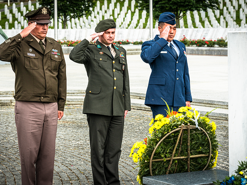 Komandant NATO Štaba u Sarajevu odao počast žrtvama genocida